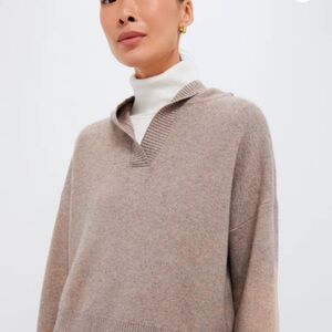 Pomander Place Tuckernuck, Women's V-Neck hooded Sweater in Taupe